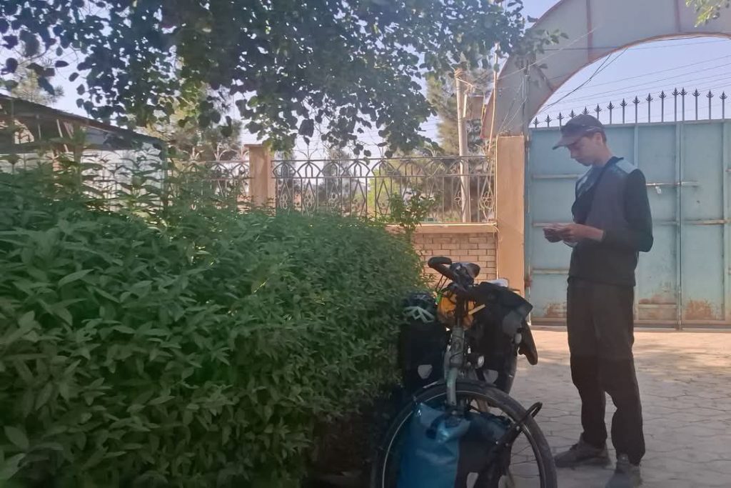 عبور از ۱۸ کشور؛ گردش‌گر آلمانی با بایسکل به بلخ رسید