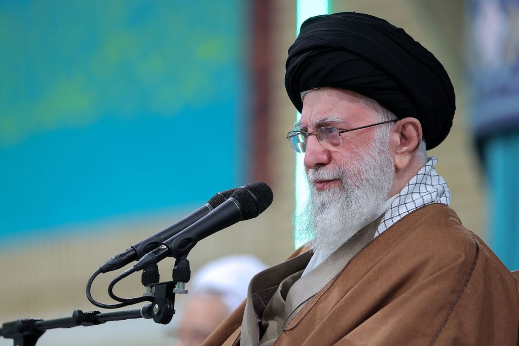 رهبر انقلاب‌اسلامی: دشمن از دین و دانش ملت ایران هراس دارد