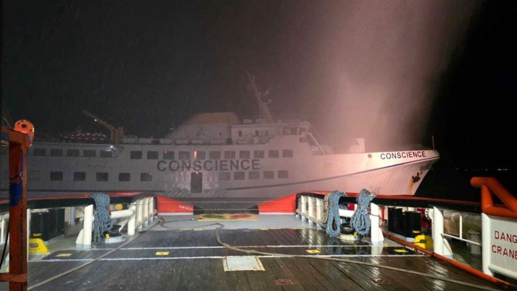 یورش اسرائیل به کشتی حامل کمک‌های بشردوستانه در آب‌های بین‌المللی؛ تمامی سرنشینان در بازداشت