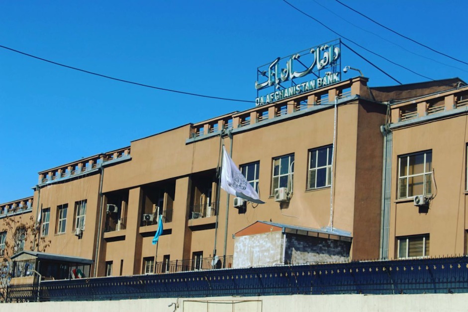 افزایش سقف برداشت‌بانکی در افغانستان؛ سقف هفتگی برداشت دالری به ۵ هزار رسید