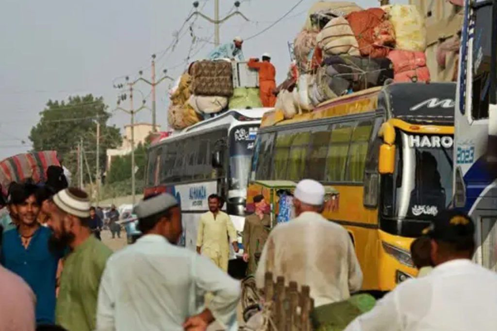 پاکستان: مهاجران افغانستانی ظرف سه روز آینده به وطن خود بازگردند