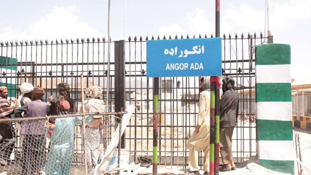 ورود صدها افغانستانی از گذرگاه انگور اده به کشور