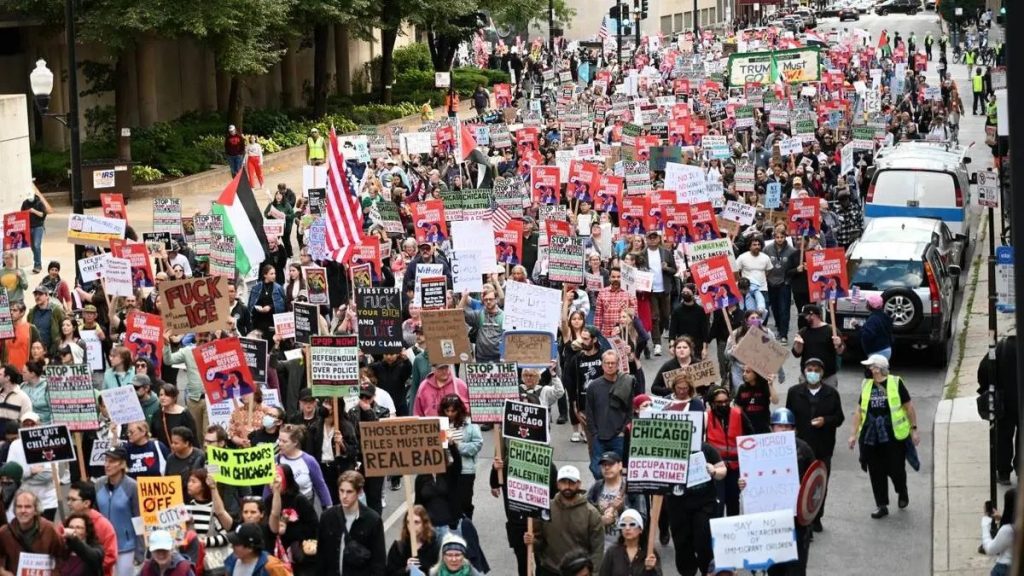 درگیری در شیکاگو؛ اعتراضات ضد مهاجرتی همزمان با عملیات نظامی ترامپ