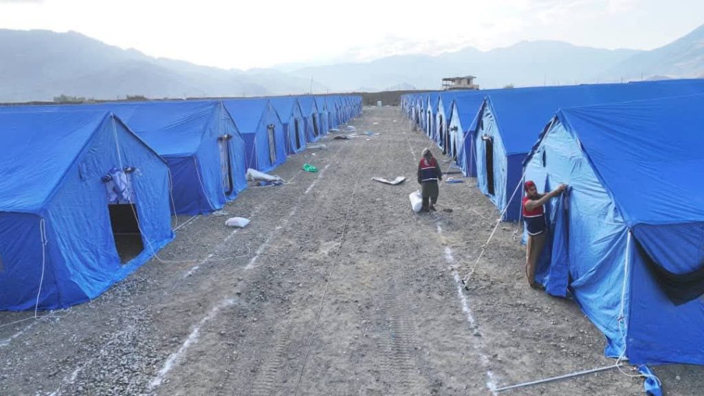 خیمه‌ها برای اسکان موقت زلزله‌زدگان برپا شد