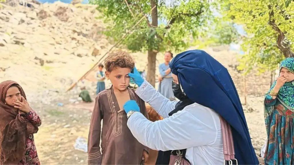 حکومت سرپرست، در واکنش به انتقادها، تصاویر امدادگران زن را منتشر کرد