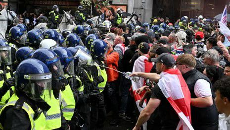 اعتراضاتگسترده در لندن؛ تاکنون ۲۶ افسر پولیس زخمی و ۲۵ معترض بازداشت شده است