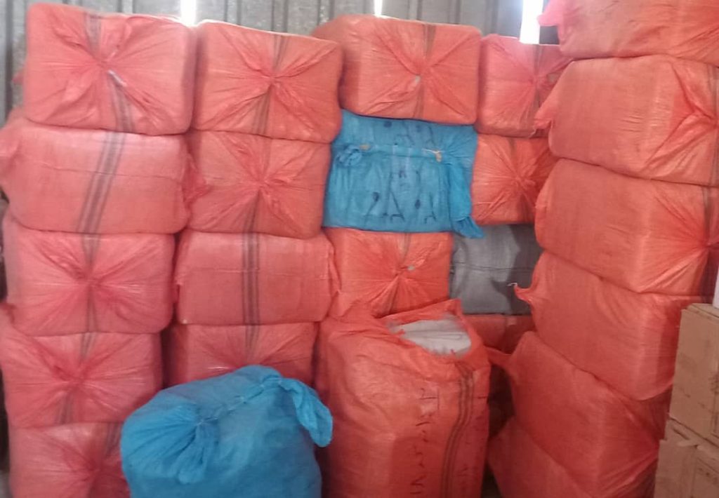 سوزاندن میلیون‌ها دالر کالای قاچاق در قندهار؛ بی‌توجهی به نیاز زلزله‌زدگان کنر