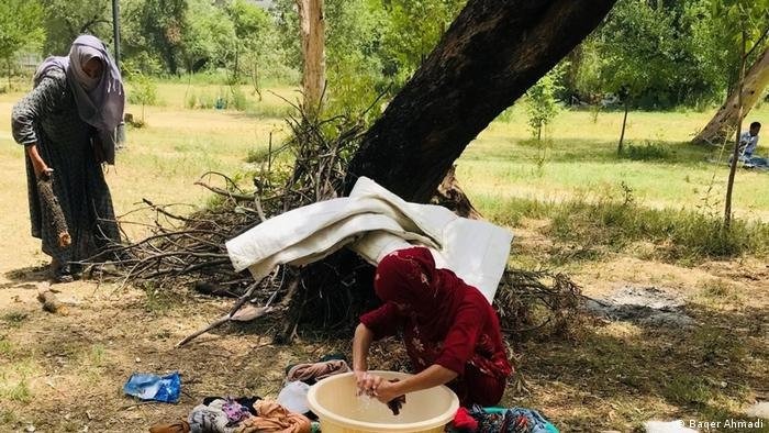 «ما انسانیم» صدای پناهجویان افغانستانی از زیر باران و خیمه‌های پلاستیکی اسلام‌آباد