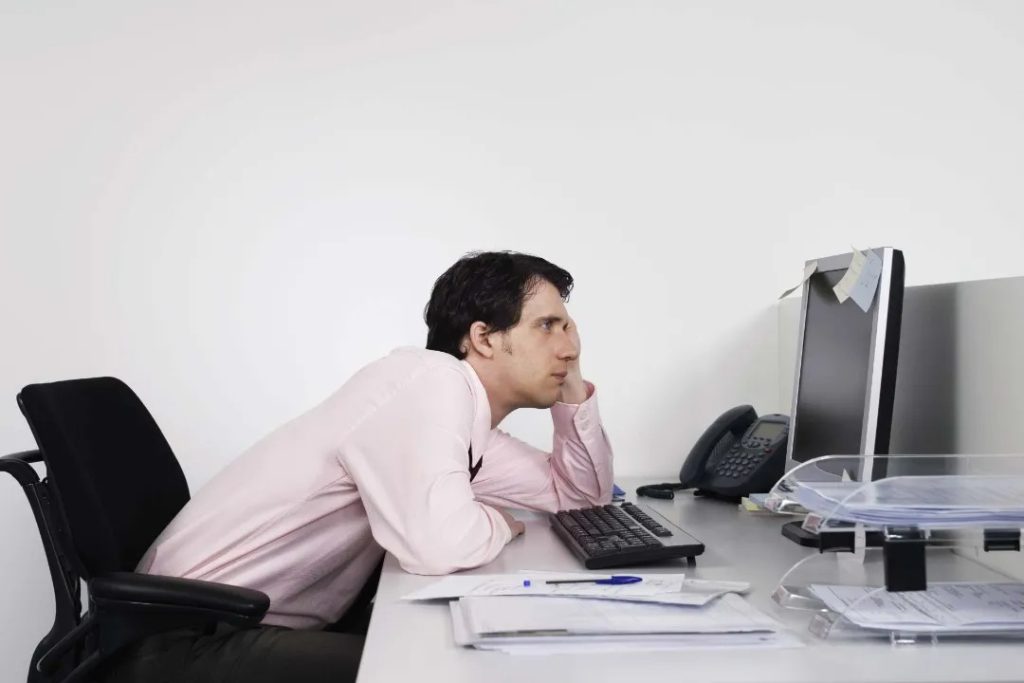 چرا نشستن طولانی برای سلامتی مفید نیست؟