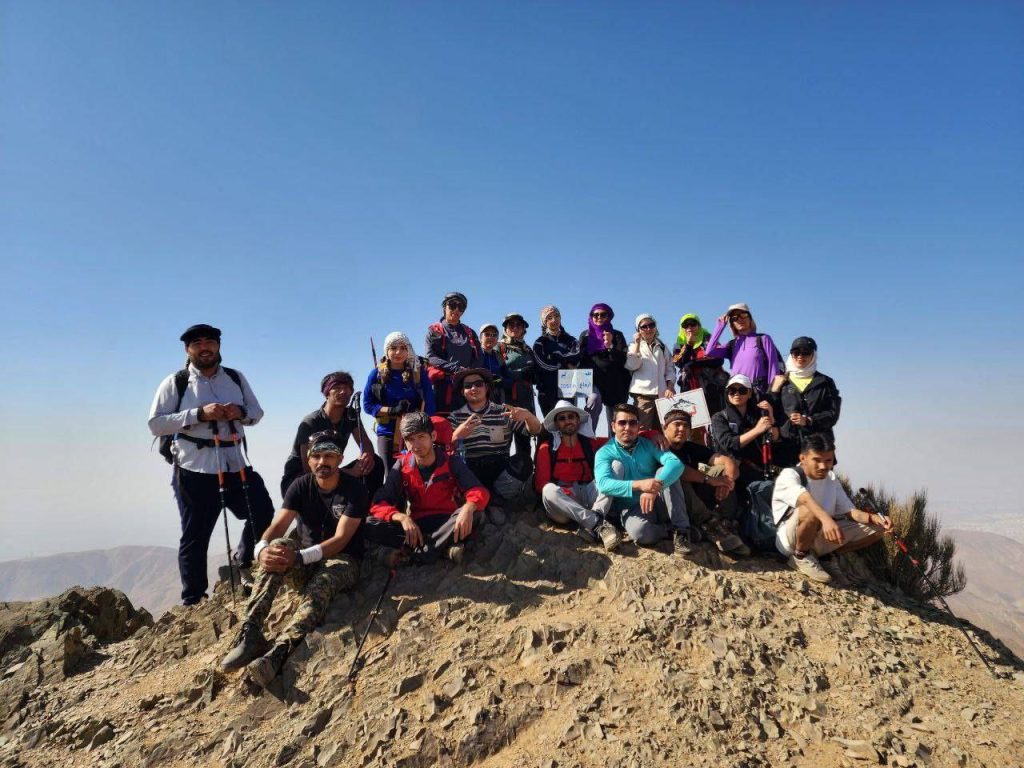 صعود کوهنوردان مهاجر افغانستانی به سه قله البرز با پیام «آزادی و حق تحصیل»