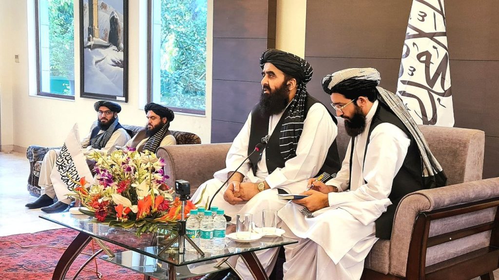 متقی در هند: آموزش دختران ممنوع نیست، بلکه موقت تعلیق شده است