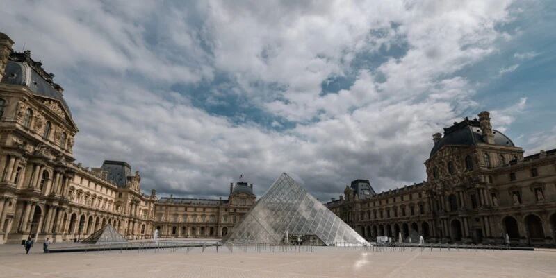 موزه لوور در پی سرقت تعطیل شد