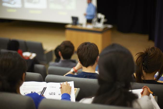 پذیرش دانشجویان کشور در برخی دانشگاه‌های بریتانیا متوقف شد