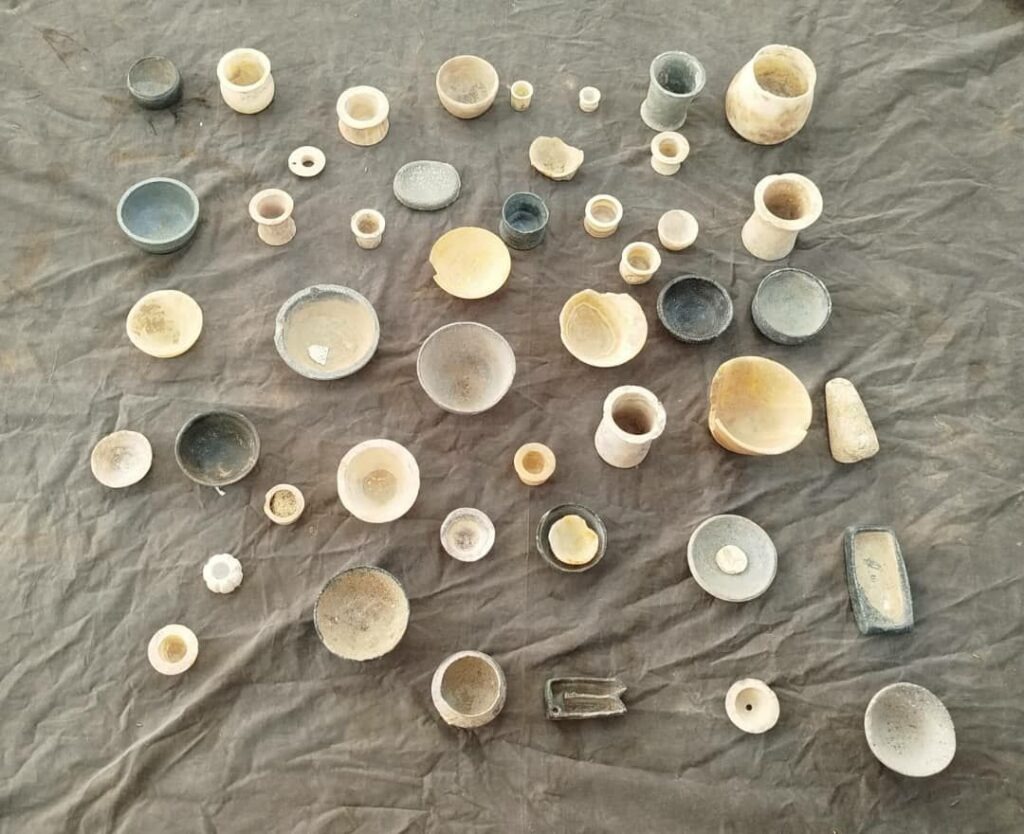 کشف ۴۸ قطعه اثر تاریخی در نیمروز و انتقال به موزه محلی