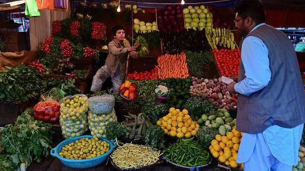 جهش قیمت میوه و سبزی در پاکستان؛ سقوط نرخ مرغ پس از توقف تجارت با افغانستان