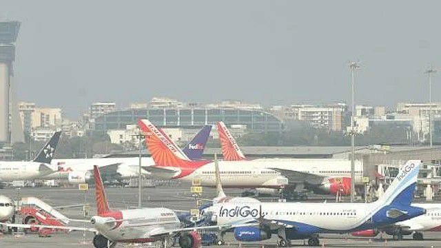 جلوگیری از برخورد مرگبار؛ فرود اشتباهی هواپیمای افغانستان در دهلی