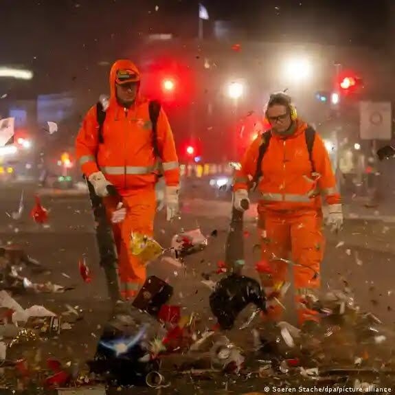 روایت نادیده سال نو در آلمان؛ جوانان مسلمان در خط مقدم پاکسازی شهرها