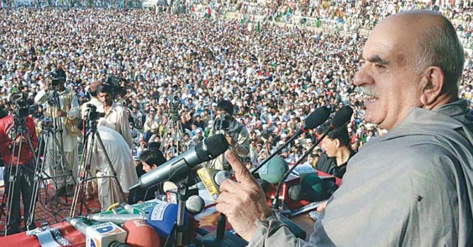 رهبر حزب پشتونخواه: بسته بودن مرز افغانستان نشان‌دهنده دوگانگی سیاست‌های پاکستان است