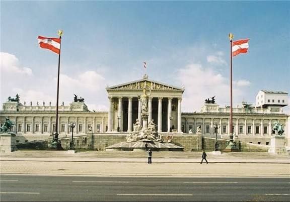 حجاب دختران زیر ۱۴ سال در مکتب‌های اتریش ممنوع شد