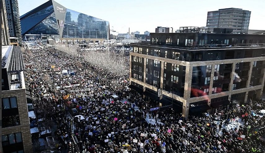 تظاهرات گسترده در مینیاپولیس علیه اداره مهاجرت آمریکا با وجود سرمای شدید