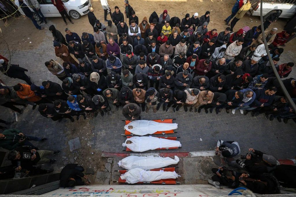 انتقال ۵۴ پیکر و ده‌ها جعبه بقایای انسانی فلسطینیان از اسرائیل به غزه