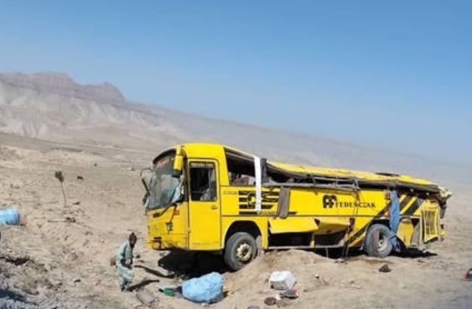 ۸ نفر در پی واژگونی موتر ۳۰۳ در بادغیس جان باختند