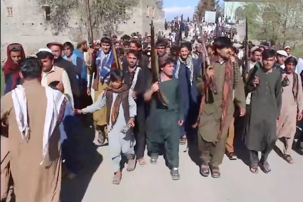 راهپیمایی مسلحانه ضد پاکستان در خوست؛ طالبان از آمادگی جنگ سخن می‌گویند
