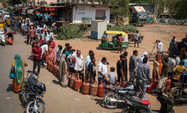 هراس و صفهای طولانی سوخت در هند؛ پولیس در ایستگاهها مستقر شد