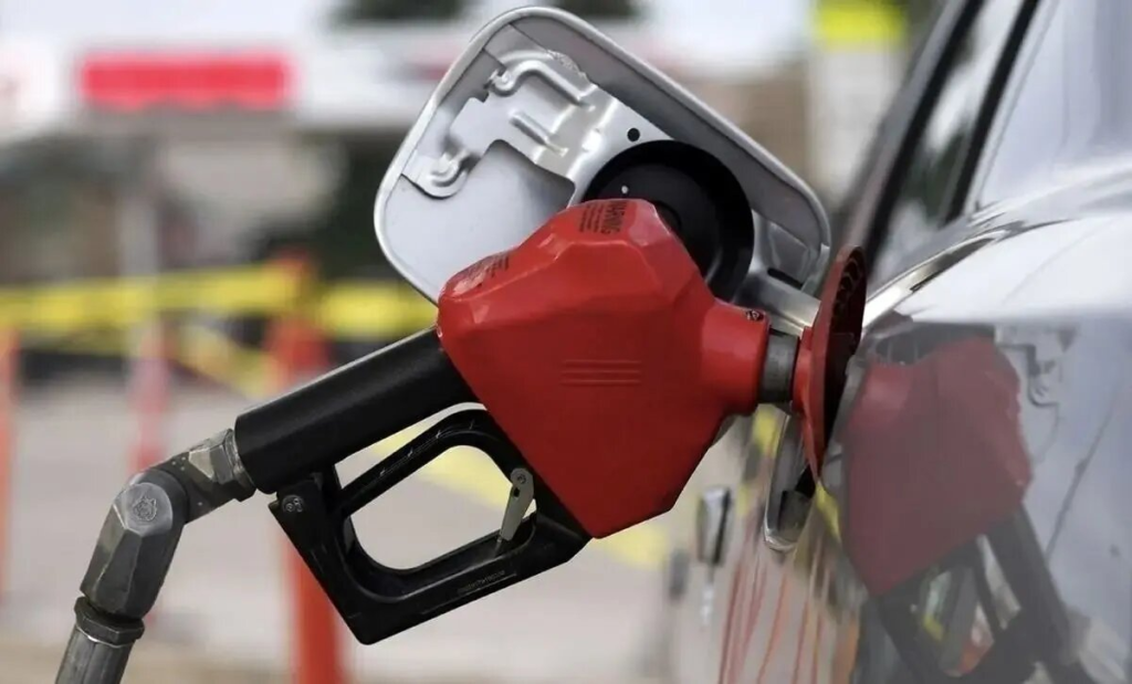 قیمت سوخت در پاکستان بار دیگر افزایش یافت