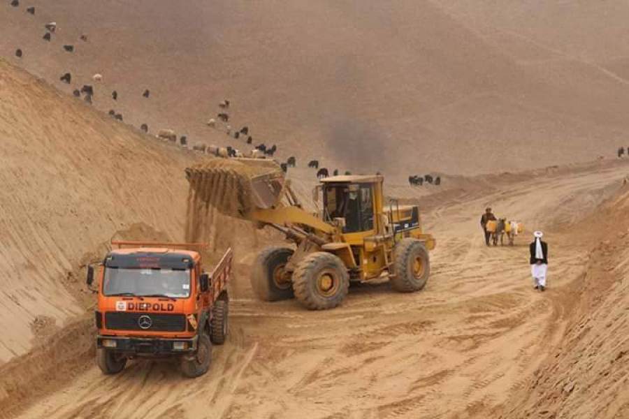 آغاز ساخت ۵۰ کیلومتر سرک حلقه‌ای قیصار ـ لامان در بادغیس