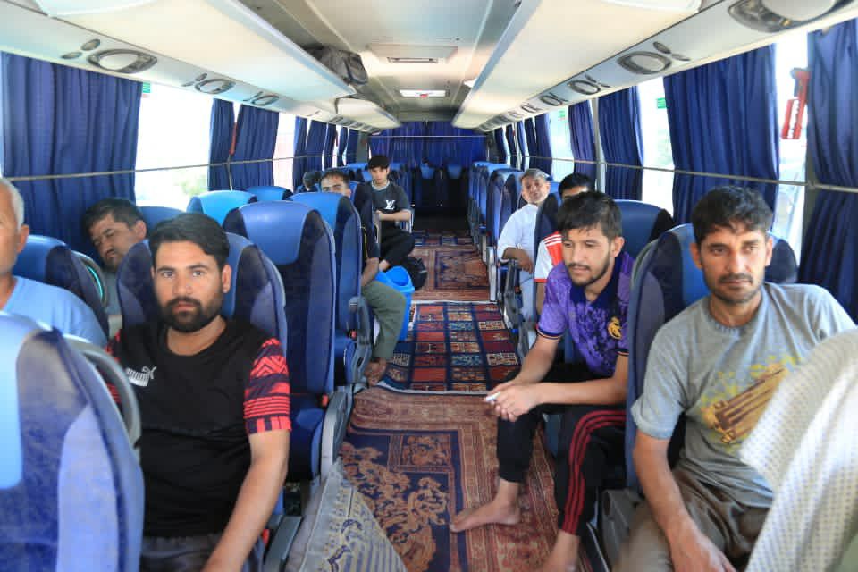 محکومان اعدام عفو شدند؛ ایران ۱۶۵ زندانی را به افغانستان تحویل داد