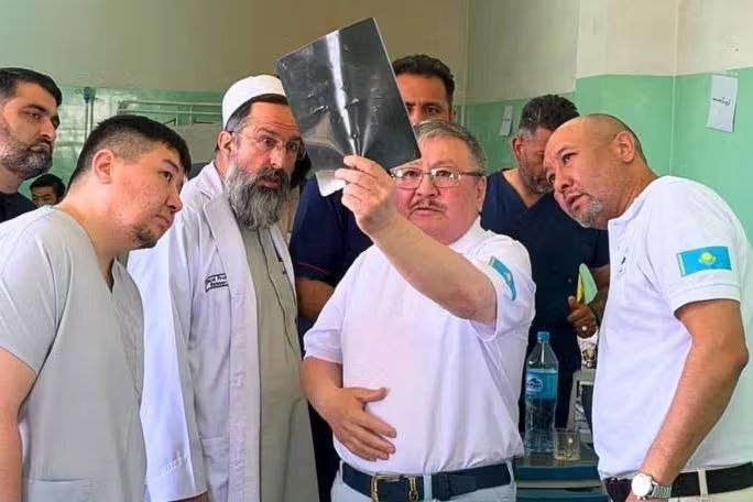 اعزام تیم پزشکی قزاقستان به افغانستان؛ انجام جراحی‌های روزانه و ارسال ۳۱۸ تُن کمک