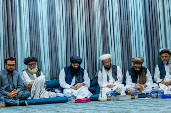 دیدار سراجالدین حقانی با خانواده قربانیان حملات پاکستان در پکتیا