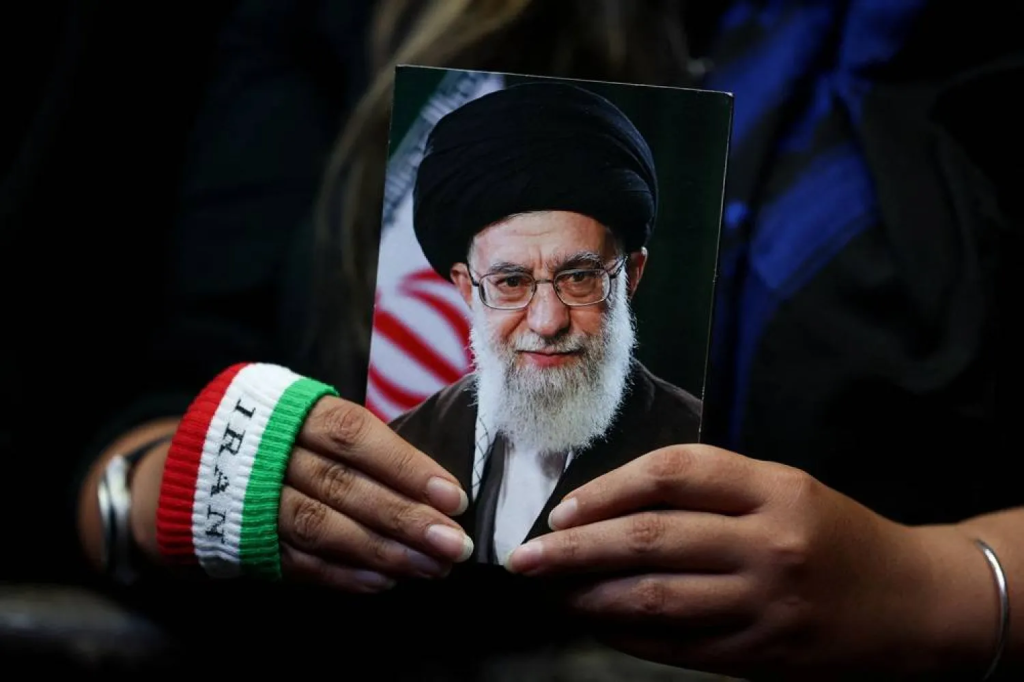 شهید آیت‌الله خامنه‌ای رهبر بی‌نظیر