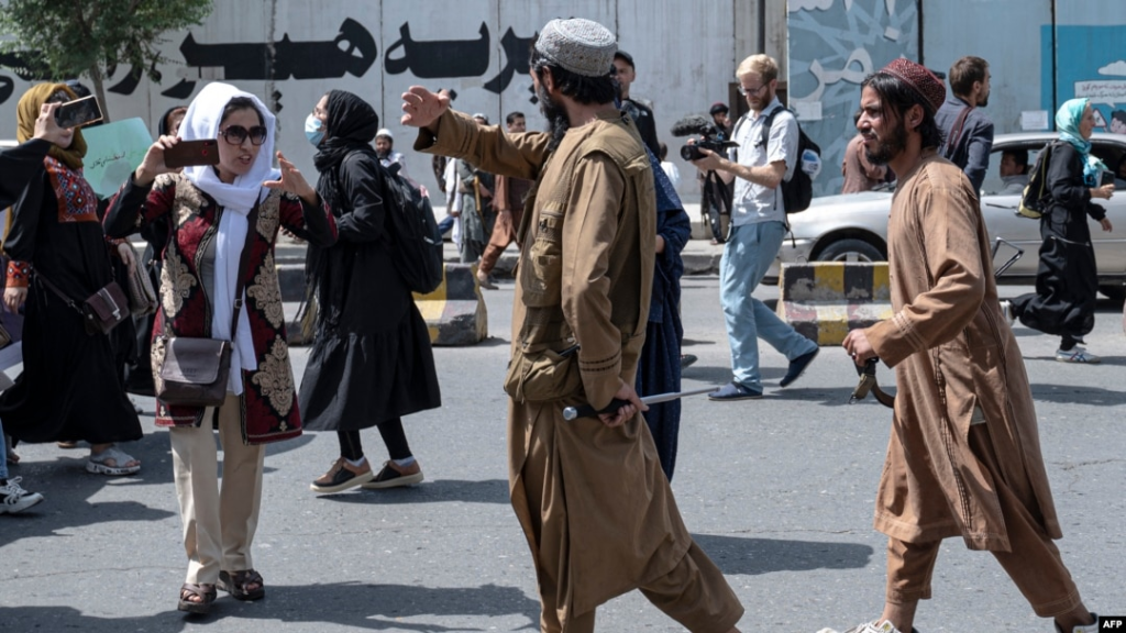 ۵۶ کشور: طالبان باید سیاست‌های تبعیض‌آمیز علیه زنان را لغو کند