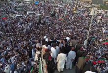 دومین روز اعتراضات تحریک انصاف؛ هزاران نفر در کرک به کاروان اسلام‌آباد پیوستند