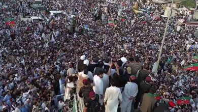 دومین روز اعتراضات تحریک انصاف؛ هزاران نفر در کرک به کاروان اسلام‌آباد پیوستند