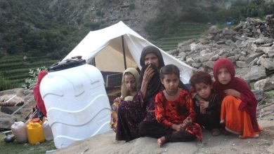 زلزله‌زدگان کنر یک‌سال پس از فاجعه هنوز در خیمه‌ها زندگی می‌کنند