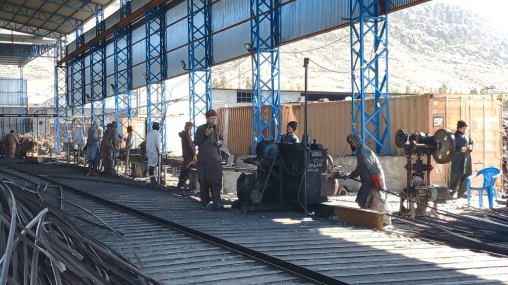 هشدار صنعت‌کاران قندهار؛ در صورت ادامه کمبود برق کارخانه‌های خود را به ولایت‌های دیگر منتقل می‌کنیم
