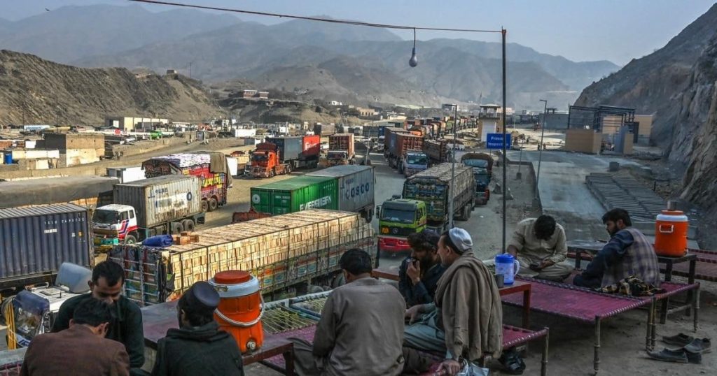 تاجران افغانستانی در پی بسته‌ماندن مرزهای پاکستان ۷۰۰ میلیون دالر زیان دیده‌اند