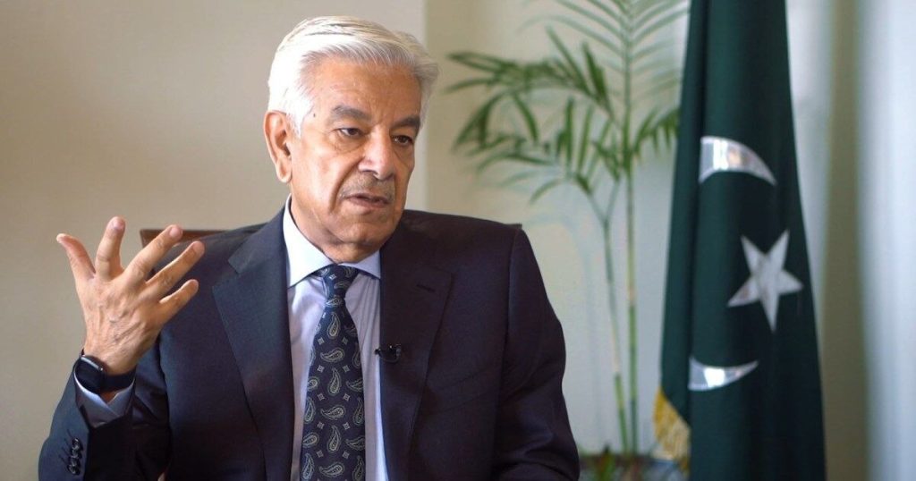 خواجه آصف مولانا فضل‌الرحمان را به سوءاستفاده از باورهای دینی متهم کرد