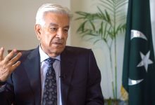 خواجه آصف مولانا فضل‌الرحمان را به سوءاستفاده از باورهای دینی متهم کرد